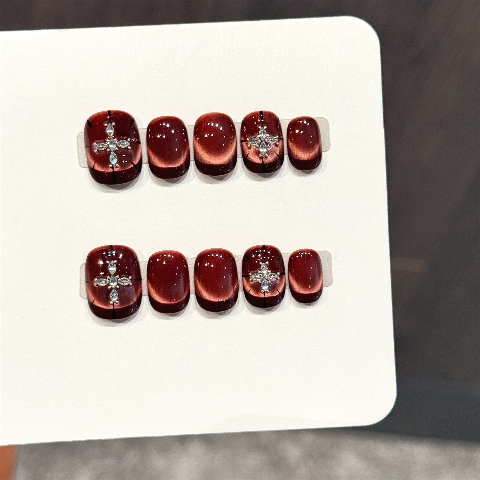 10pcs Wine-red Cat's Eye Press – обзор и цена Nail Art Strawberry